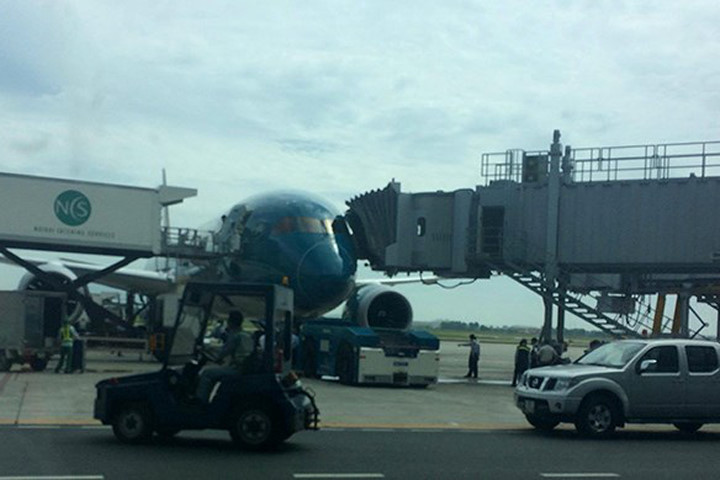 Vietnam Airlines phản hồi vụ "cửa máy bay Boeing 787 bị bung" trước giờ cất cánh