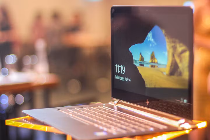 Laptop mỏng nhất thế giới về Việt Nam, giá 43 triệu đồng