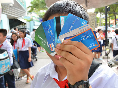 Trẻ từ 6 tuổi trở lên được dùng thẻ ATM để thanh toán - Ảnh 1 Tre tu 6 tuoi tro len duoc dung the ATM de thanh toan - Anh 1