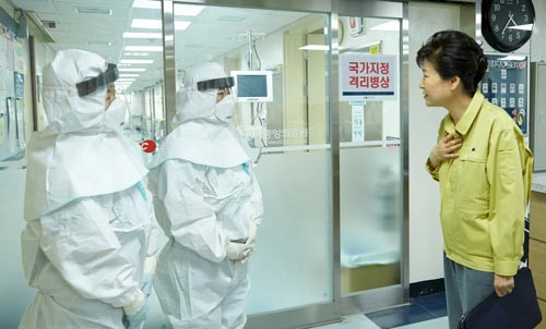 Tổng thống Park Geun-hye thăm một bệnh viện đang điều trị bệnh nhân MERS ở thủ đô Seoul Ảnh: REUTERS Tổng thống Park Geun-hye thăm một bệnh viện đang điều trị bệnh nhân MERS ở thủ đô Seoul Ảnh: REUTERS