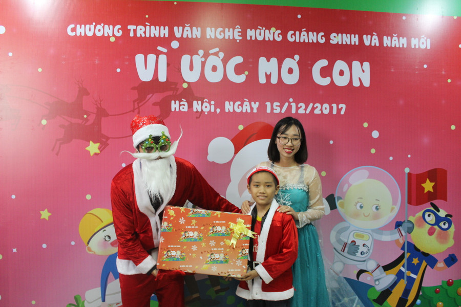 Bé Nguyễn Thanh Hải nhận quà sinh nhật ý nghĩa