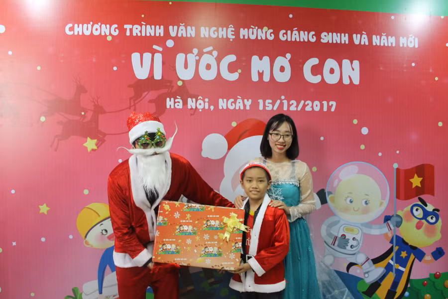 Bé Nguyễn Thanh Hải nhận quà sinh nhật ý nghĩa