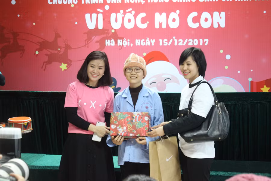 Quà Giáng sinh đến sớm với các em bé viện K
