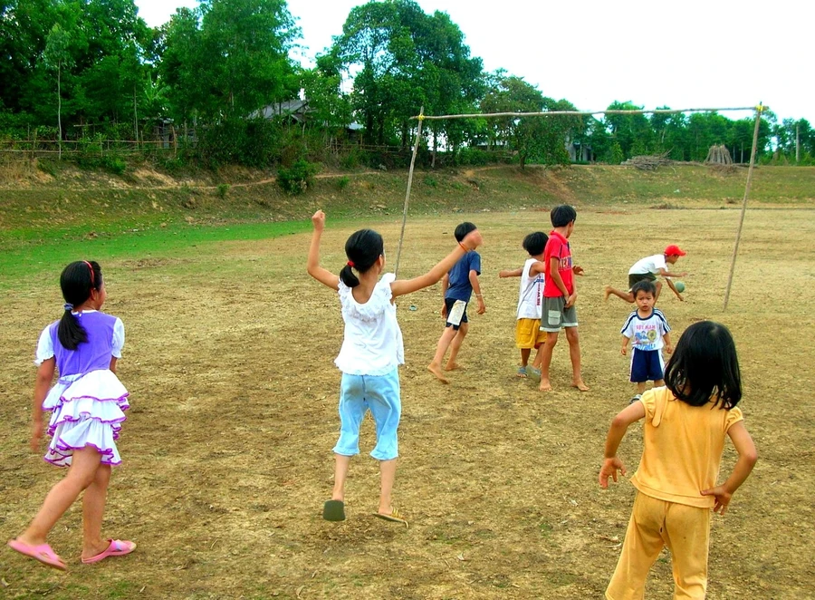 Mỗi lần nhìn các cháu thiếu niên vô tư chơi đá bóng ven đường tôi lại nhớ về 'tuổi thơ tôi đá trên đồng'. Ảnh: Tiên Sa.