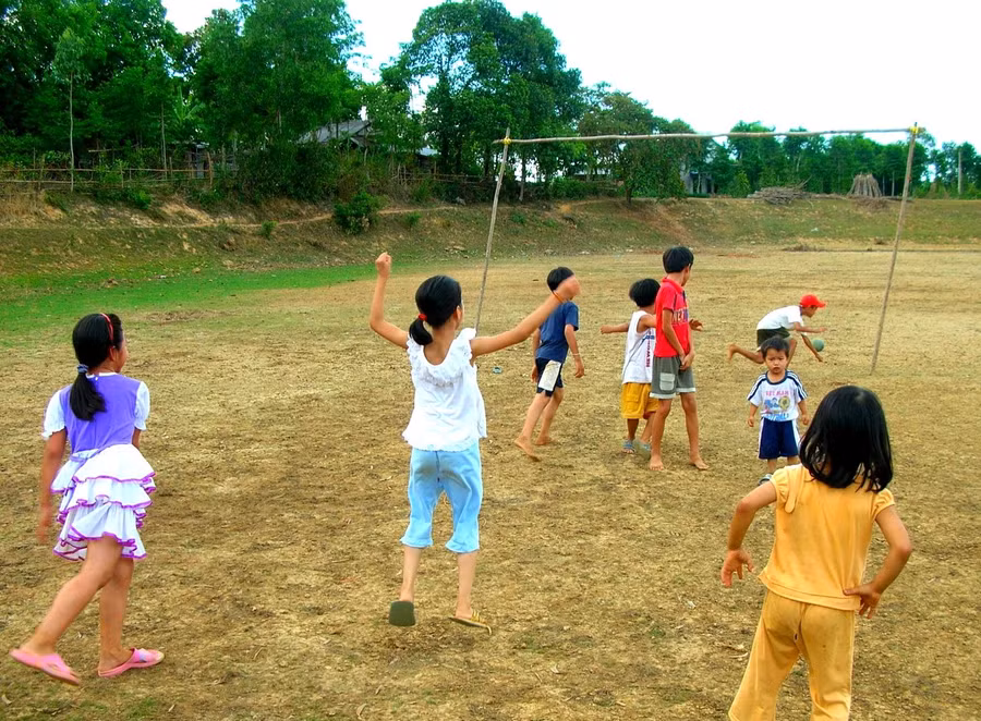 Mỗi lần nhìn các cháu thiếu niên vô tư chơi đá bóng ven đường tôi lại nhớ về 'tuổi thơ tôi đá trên đồng'. Ảnh: Tiên Sa.