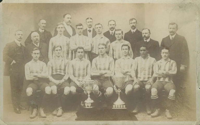 Một bức ảnh của Walter Tull (thứ 2 từ bên phải, hàng ghế đầu). Đây cũng là tấm bưu thiếp do Walter Tull gửi anh trai Edward ở Glasgow, tháng 10/1909. Ảnh: Getty Image Một bức ảnh của Walter Tull (thứ 2 từ bên phải, hàng ghế đầu). Đây cũng là tấm bưu thiếp do Walter Tull gửi anh trai Edward ở Glasgow, tháng 10/1909. Ảnh: Getty Image