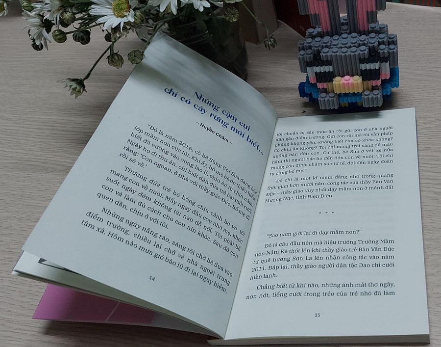 Đọc cuốn sách “Sống như những đóa hoa”, độc giả sẽ khó lòng rời mắt bởi những giai âm tuyệt diệu được cất lên từ đây. Ảnh: Hà Thái.