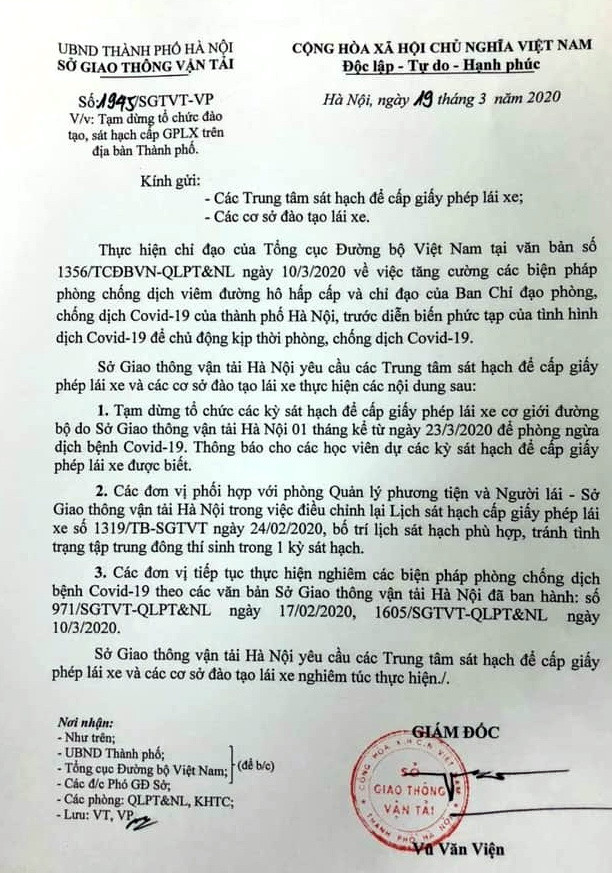Công văn số 1945 ngày 19/3 do Giám đốc Sở Giao thông vận tải Hà Nội Vũ Văn Viện kí quyết định tạm dừng tổ chức các kỳ sát hạch để cấp giấy phép lái xe cơ giới đường bộ 1 tháng.