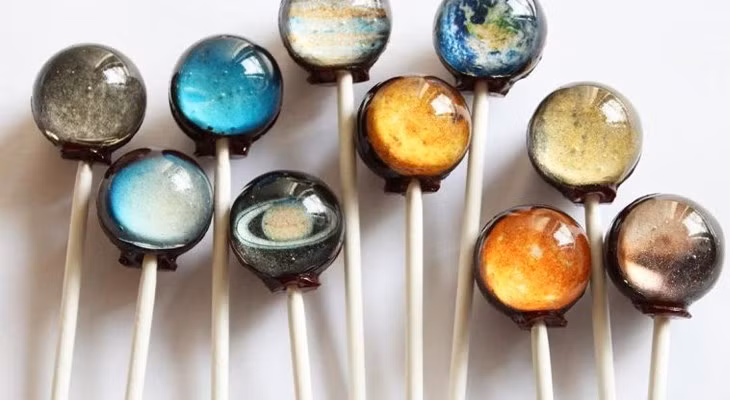 Bé gái nuốt cả cây kẹo mút vì giật mình