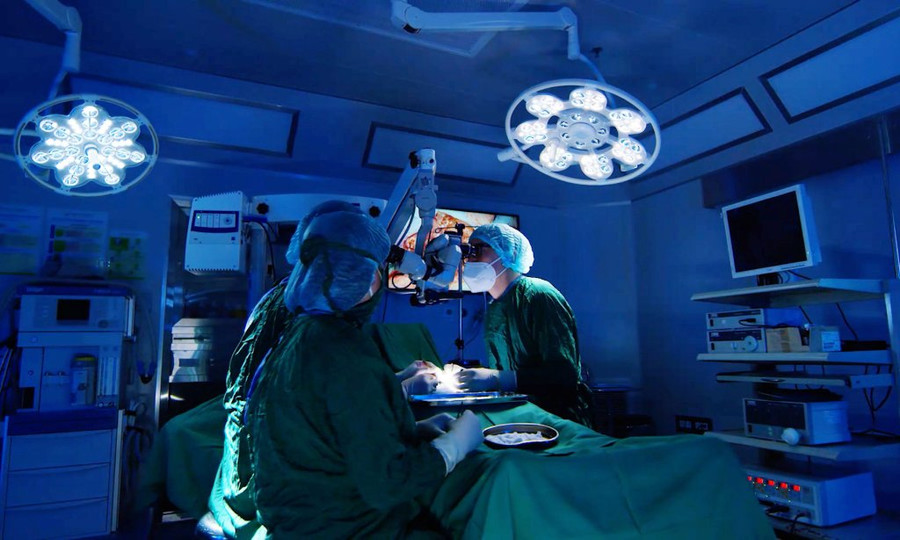 ThS.BS Đinh Hữu Việt phẫu thuật Micro TESE cho bệnh nhân.