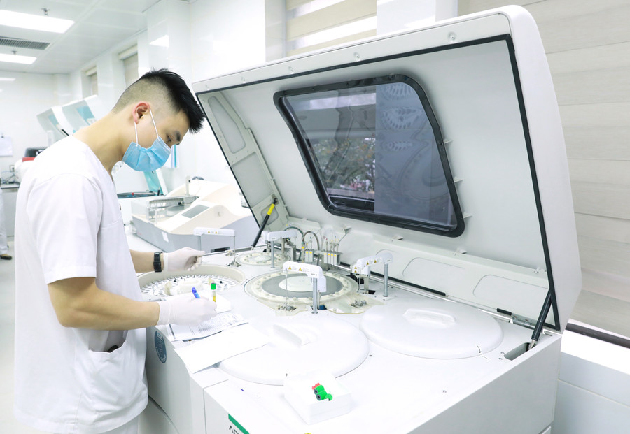 Nhân viên y tế thực hiện xét nghiệm. Nhân viên y tế thực hiện xét nghiệm.