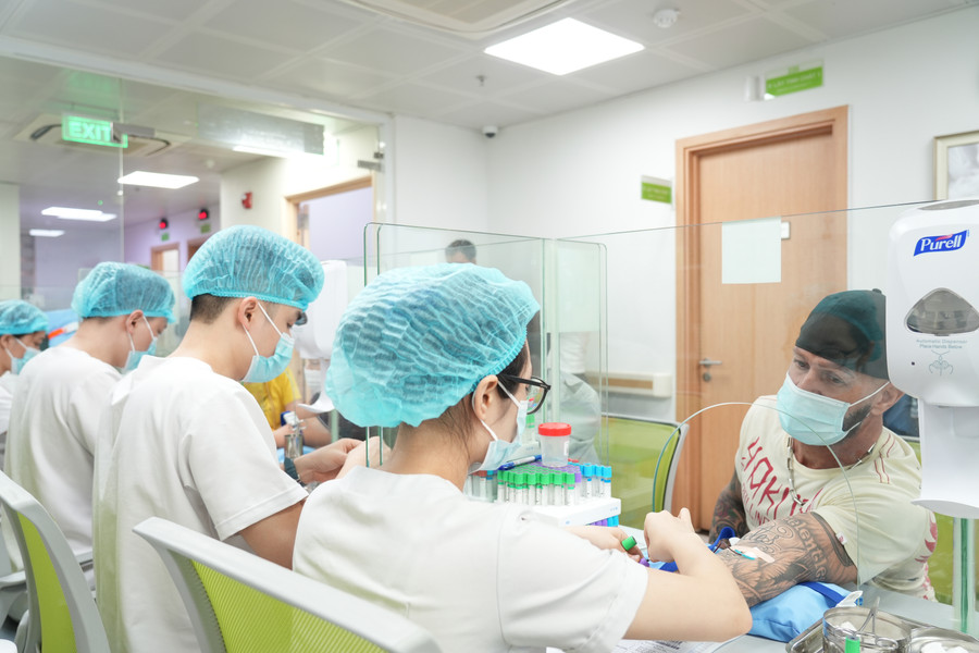 Lấy mẫu xét nghiệm cho bệnh nhân. Lấy mẫu xét nghiệm cho bệnh nhân.