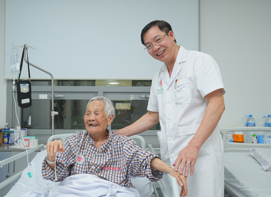 Bệnh nhân tươi tỉnh, tỉnh táo sau phẫu thuật. Ảnh: BVCC. Bệnh nhân tươi tỉnh, tỉnh táo sau phẫu thuật. Ảnh: BVCC.