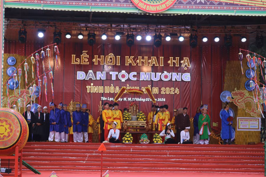 Đoàn rước kiệu từ Miếu thờ xóm Lũy Ải ra sân vận động xã Phong Phú để khai mạc lễ hội.