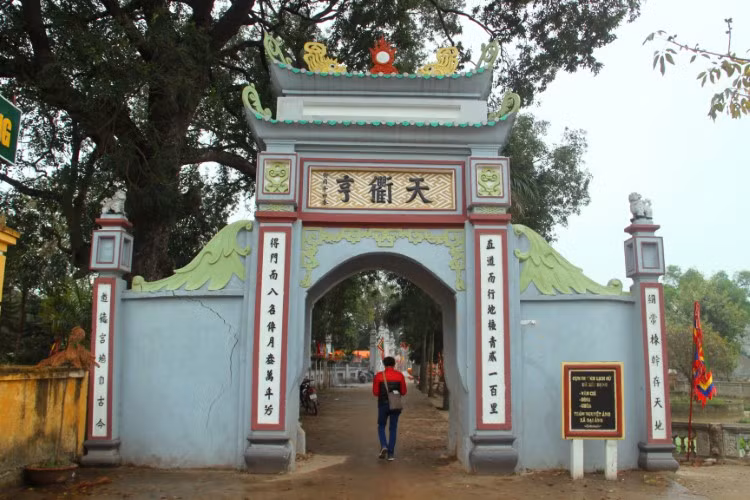 Cổng làng Nguyệt Áng.