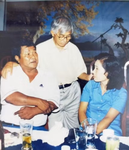 Giáo viên Toán Trần Văn Khải cùng hiền nội là giáo viên Văn Lê Khắc Chân Như đón GS.TSKH Thiên văn Trần Thanh Vân (đứng) từ Paris thăm Hà Nội.