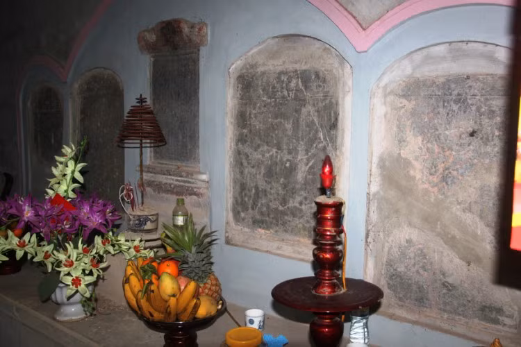 Hệ thống bia đá cổ làng Nguyệt ghi khá tỉ mỉ thân thế, sự nghiệp của các tiến sĩ trong làng.