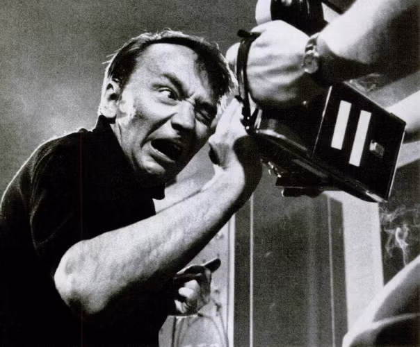 Ted Serios trong một buổi kiểm tra “chụp ảnh tư tưởng”.