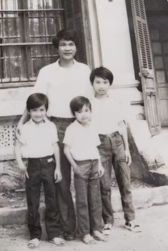 Tại Trường THPT chuyên Quốc Học - Huế, nhà giáo Trần Văn Khải bên 3 quý tử với năm sinh trong đôi ngoặc đơn: Trần Lê Vinh (1976), Trần Lê Văn (1979), Trần Lê Quang (1981).