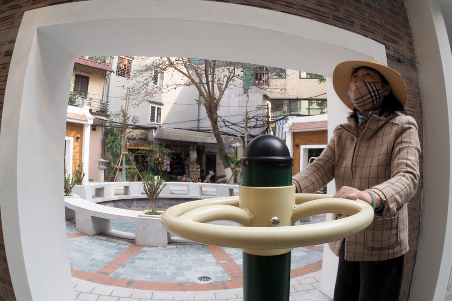 Người dân phấn khởi bởi có nơi rèn luyện sức khỏe gần nhà. Người dân phấn khởi bởi có nơi rèn luyện sức khỏe gần nhà.