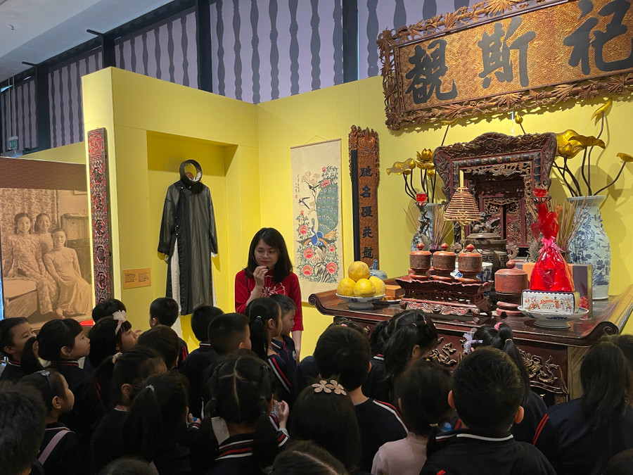 Cùng với hiện vật, những câu chuyện được kể giúp cho công chúng - đặc biệt là thế hệ trẻ hiểu rõ hơn về nếp ăn, nếp ở và lối ứng xử văn minh của người Hà Nội xưa.