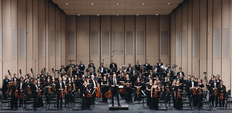 Dàn nhạc Giao hưởng Mặt Trời diễn tại Nhà hát Hồ Gươm tối 30/3.