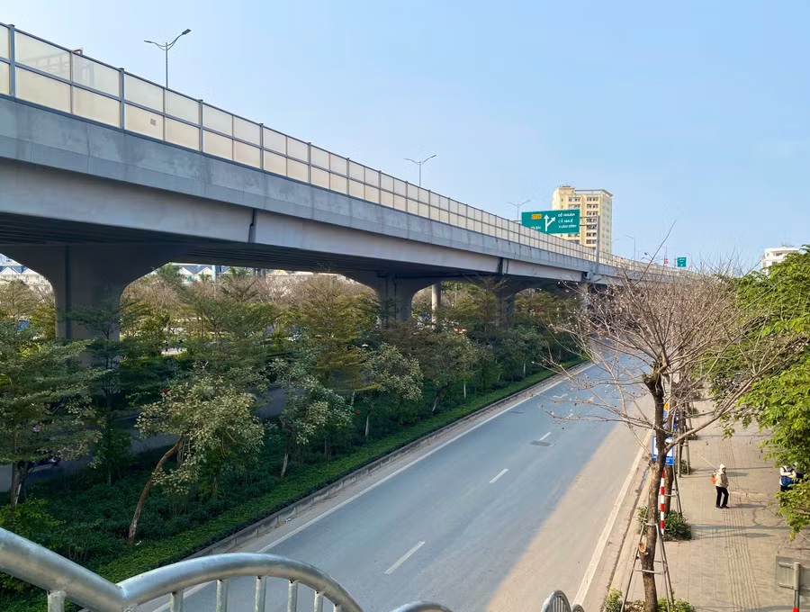 Cổ Nhuế đã lên phường với đường Phạm Văn Đồng hiện đại chạy qua. Ảnh: Huy Bằng.