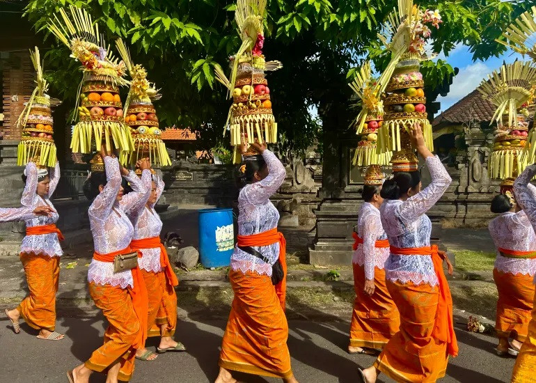 Các nghi lễ diễn ra hàng ngày ở Bali, kể cả ở các địa điểm du lịch nổi tiếng. Ảnh: Ian Neubauer/Al Jazeera Các nghi lễ diễn ra hàng ngày ở Bali, kể cả ở các địa điểm du lịch nổi tiếng. Ảnh: Ian Neubauer/Al Jazeera