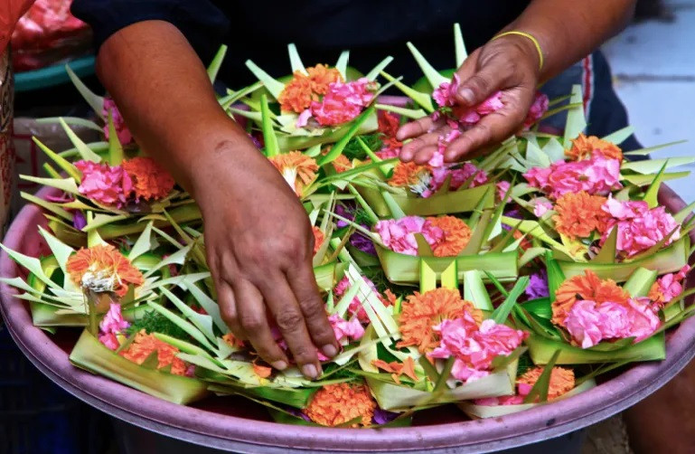 Người Bali đặt những chiếc giỏ nhỏ bằng lá cọ đựng đồ cúng xung quanh nhà, cánh đồng, đền thờ… Ảnh: Ian Neubauer/Al Jazeera Người Bali đặt những chiếc giỏ nhỏ bằng lá cọ đựng đồ cúng xung quanh nhà, cánh đồng, đền thờ… Ảnh: Ian Neubauer/Al Jazeera