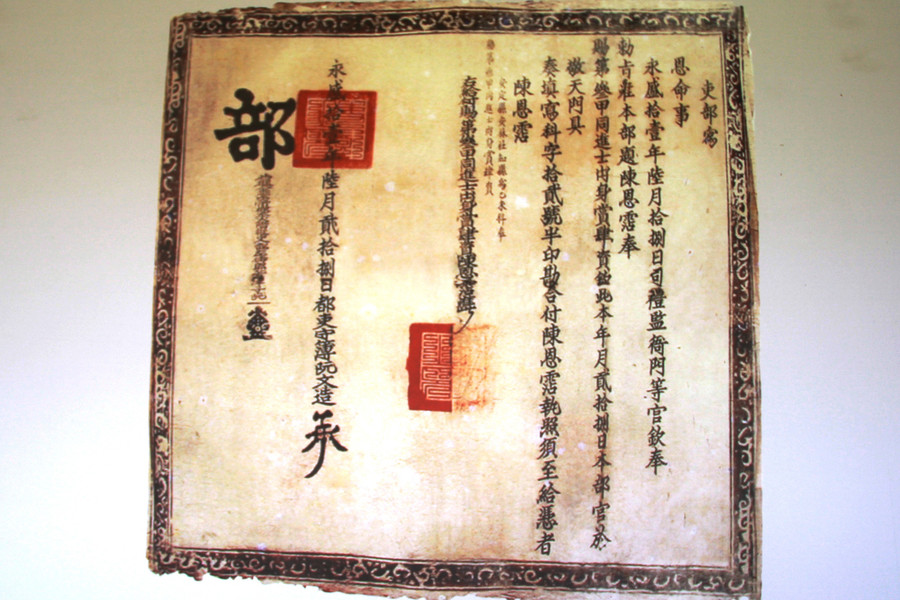 Tấm bằng tiến sĩ cấp cho nho sinh Trần Ân Triêm, năm Vĩnh Thịnh thứ 11 (1715).