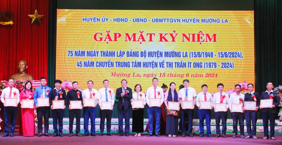 Huyện ủy Mường La tặng giấy khen cho các tập thể có thành tích xuất sắc. Huyện ủy Mường La tặng giấy khen cho các tập thể có thành tích xuất sắc.