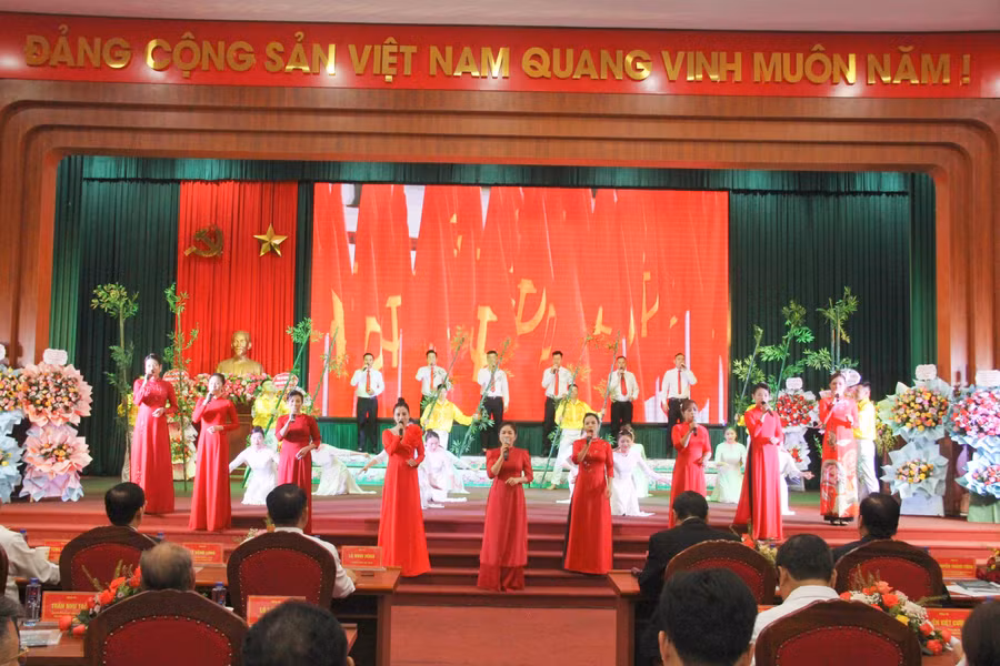 Tiết mục văn nghệ chào mừng kỷ niệm 75 năm ngày thành lập Đảng bộ huyện.