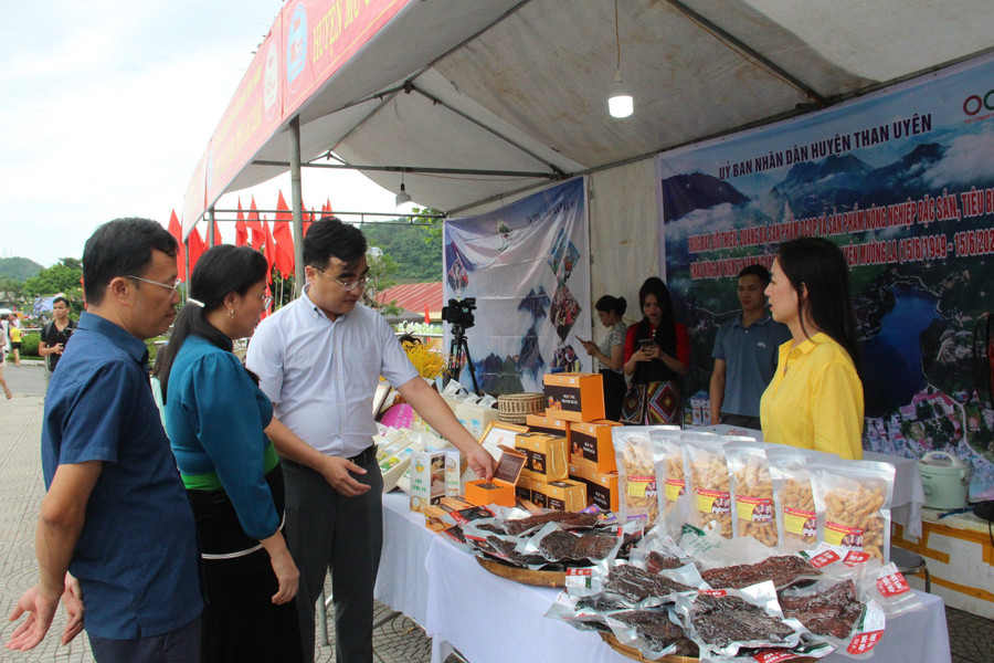 Nằm trong khuôn khổ lễ kỷ niệm, huyện Mường La trưng bày 40 gian hàng với trên 100 sản phẩm nông nghiệp, thủ công mỹ nghệ. Nằm trong khuôn khổ lễ kỷ niệm, huyện Mường La trưng bày 40 gian hàng với trên 100 sản phẩm nông nghiệp, thủ công mỹ nghệ.