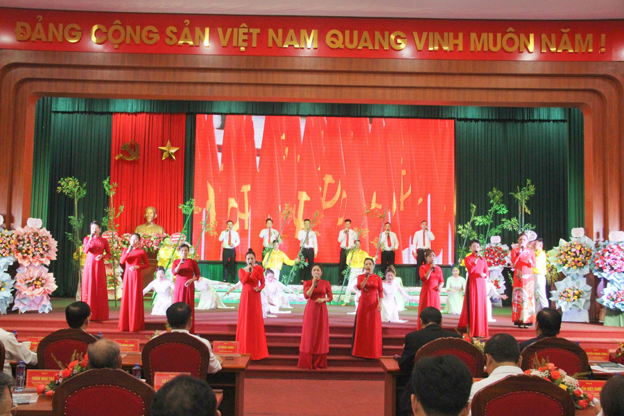 Tiết mục văn nghệ chào mừng kỷ niệm 75 năm ngày thành lập Đảng bộ huyện. Tiết mục văn nghệ chào mừng kỷ niệm 75 năm ngày thành lập Đảng bộ huyện.