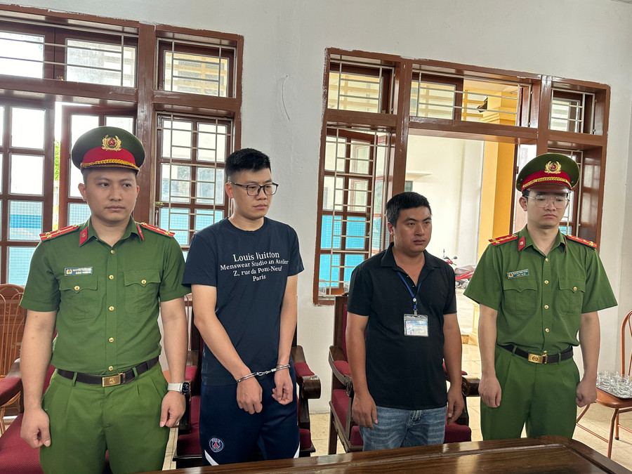 Lợi dụng lòng tin, Lò Mạnh Hùng (thứ 2 bên trái) đã chiếm đoạt hơn 1,3 tỷ đồng của khách hàng. Lợi dụng lòng tin, Lò Mạnh Hùng (thứ 2 bên trái) đã chiếm đoạt hơn 1,3 tỷ đồng của khách hàng.