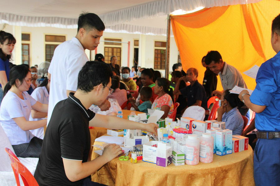 Đoàn tình nguyện khám và cấp thuốc miễn phí cho người dân Lào. (Ảnh: CTV).