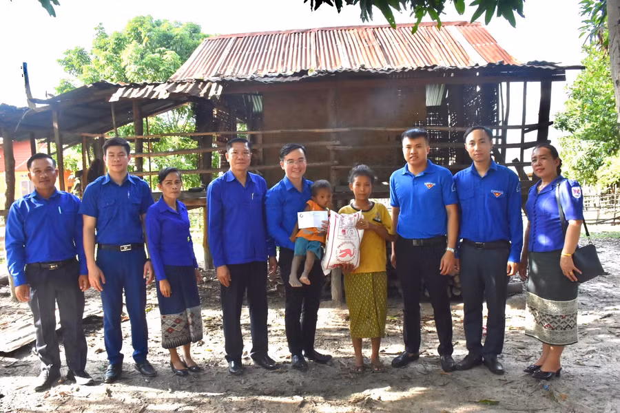 Tỉnh đoàn Hà Tĩnh thăm và trao quà hỗ trợ những gia đình nước bạn Lào có hoàn cảnh khó khăn. (Ảnh: CTV).