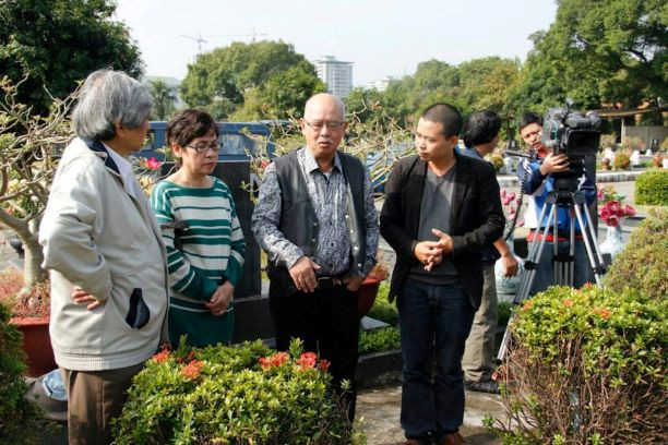 Đạo diễn, NSƯT Trịnh Quang Tùng (ngoài cùng bên phải) tại hiện trường làm phim tài liệu 'Bác sĩ Trần Duy Hưng - Một người Hà Nội'. Đạo diễn, NSƯT Trịnh Quang Tùng (ngoài cùng bên phải) tại hiện trường làm phim tài liệu 'Bác sĩ Trần Duy Hưng - Một người Hà Nội'.