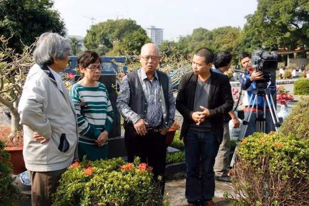 Đạo diễn, NSƯT Trịnh Quang Tùng (ngoài cùng bên phải) tại hiện trường làm phim tài liệu 'Bác sĩ Trần Duy Hưng - Một người Hà Nội'.