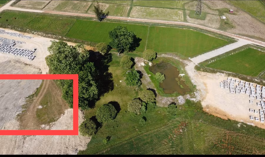 Vị trí di dời cổng làng để thi công đường vành đai.