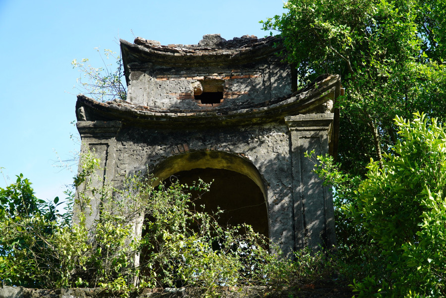 Qua thời gian, di tích đã biến thành phế tích. Qua thời gian, di tích đã biến thành phế tích.