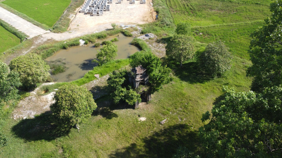 Công trình trăm tỷ bị gián đoạn do vướng cổng đền. Công trình trăm tỷ bị gián đoạn do vướng cổng đền.