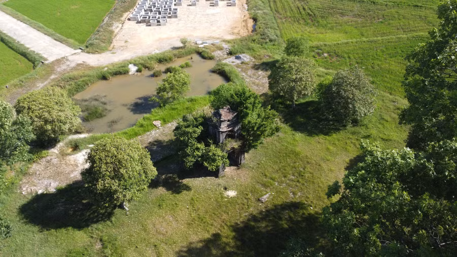 Công trình trăm tỷ bị gián đoạn do vướng cổng đền.