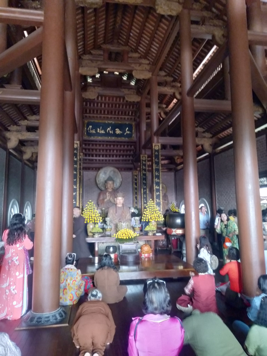 Phật điện với lối bài trí giản tiện. Ảnh: Trọng Văn Phật điện với lối bài trí giản tiện. Ảnh: Trọng Văn