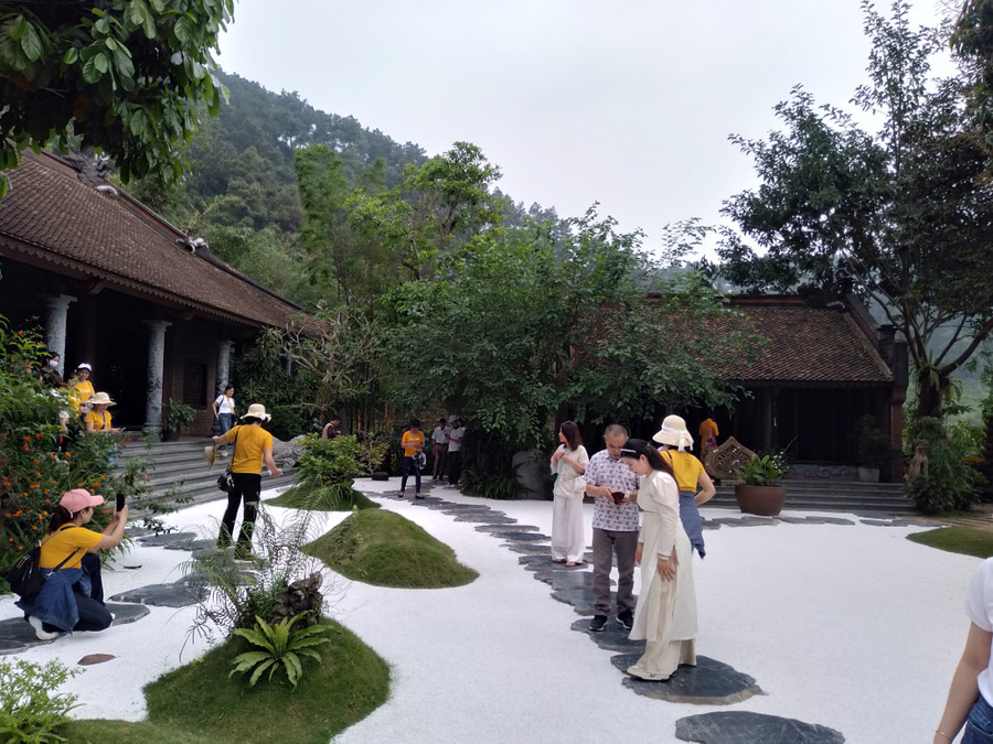 Lối đi qua 'bể khổ' để lên chùa. Ảnh: Trọng Văn Lối đi qua 'bể khổ' để lên chùa. Ảnh: Trọng Văn