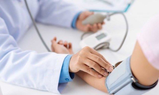 Nhiều 'cò mồi' hoạt động trong bệnh viện, lấy số để bán cho người bệnh có nhu cầu được khám sớm. Ảnh minh hoạ