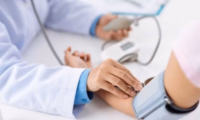 Nhiều 'cò mồi' hoạt động trong bệnh viện, lấy số để bán cho người bệnh có nhu cầu được khám sớm. Ảnh minh hoạ