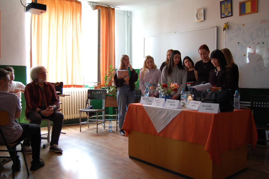 Tác giả cùng dịch thơ với học trò Romania. Ảnh: Kovács Tunde Tác giả cùng dịch thơ với học trò Romania. Ảnh: Kovács Tunde