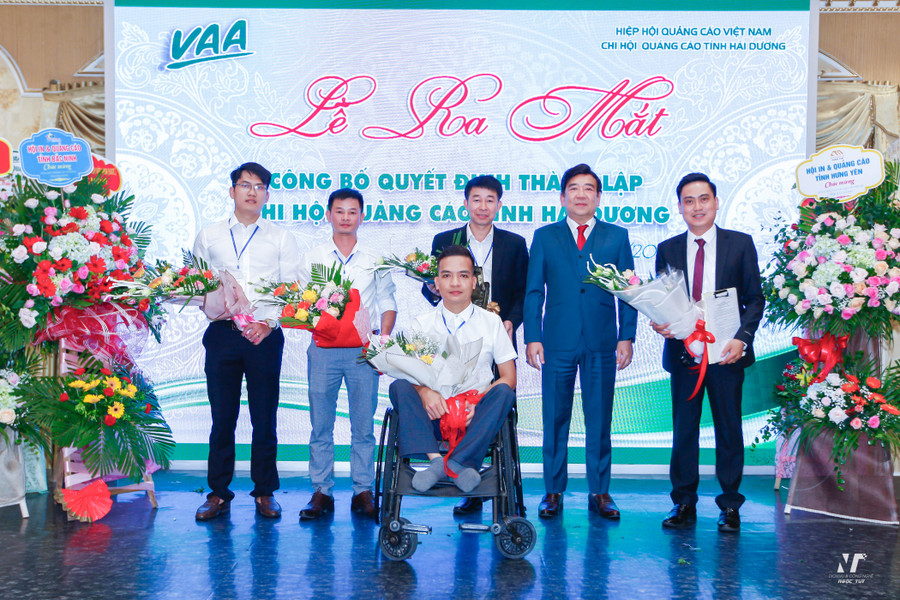 Anh Hồ Đình Tài (người ngồi xe lăn) tham gia với nhiều vai trò trong các hiệp hội lĩnh vực quảng cáo.