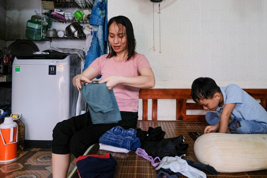 Công nhân ở khu công nghiệp Bắc Thăng Long, TP Hà Nội sinh hoạt trong những chung cư mini. Công nhân ở khu công nghiệp Bắc Thăng Long, TP Hà Nội sinh hoạt trong những chung cư mini.
